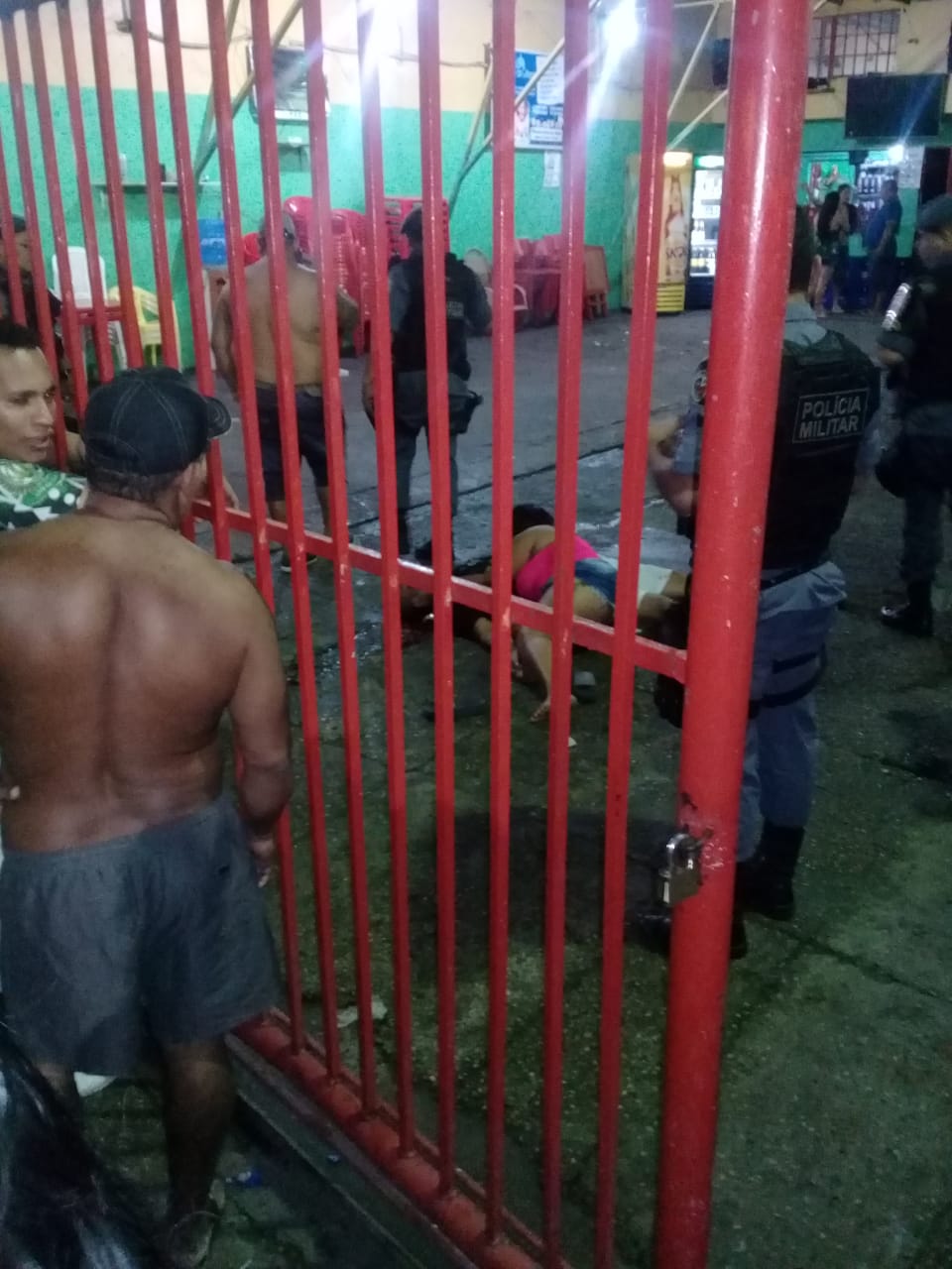Criminosos invadem bar, matam homem e deixam seis pessoas baleadas em Manaus
