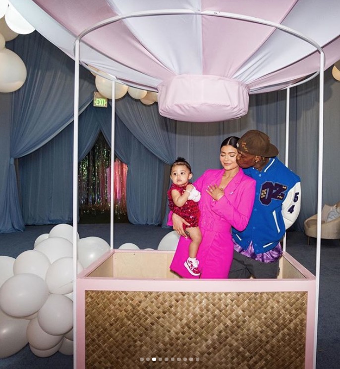 Kylie Jenner mostra fotos da festa luxuosa da filha de 1 ano