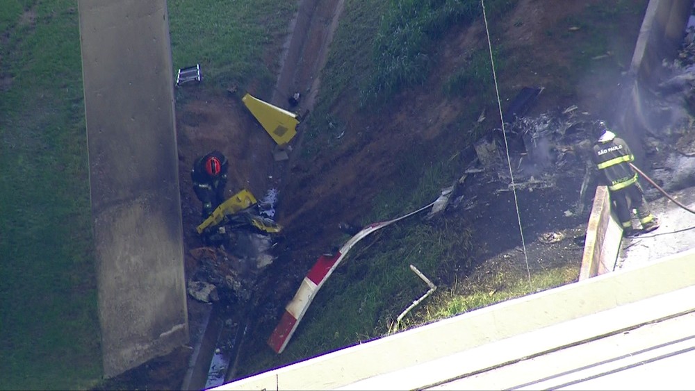 Helicóptero cai sobre caminhão e deixa 2 mortos em São Paulo