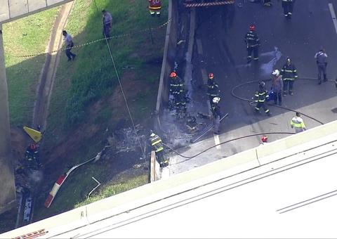 Helicóptero cai sobre caminhão e deixa 2 mortos em São Paulo
