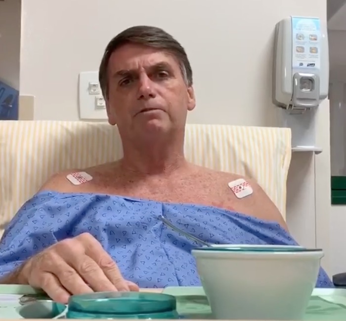 Bolsonaro acorda bem e ingere creme de frutas e chá nesta manhã