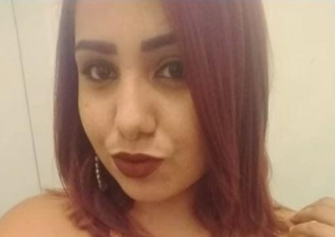 Jovem é morta na porta de casa e ex-namorado é suspeito