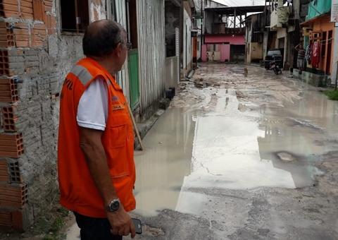 Chuva causa deslizamento de terra e derruba árvores em Manaus