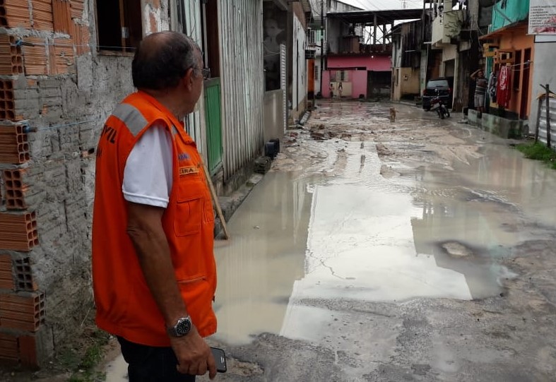 Chuva causa deslizamento de terra e derruba árvores em Manaus
