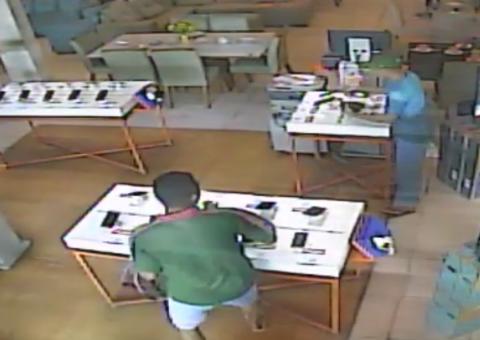 Polícia pede ajuda para prender dupla que roubou 7 celulares de loja em Manaus