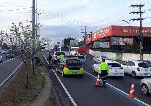 Acidente em faixa proibida complica trânsito em avenida de Manaus