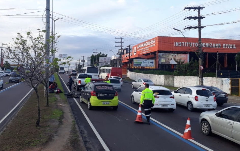 Acidente em faixa proibida complica trânsito em avenida de Manaus