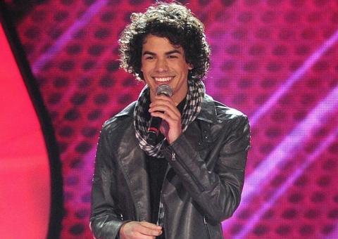 Campeão do The Voice, Sam Alves apresenta namorado e se declara