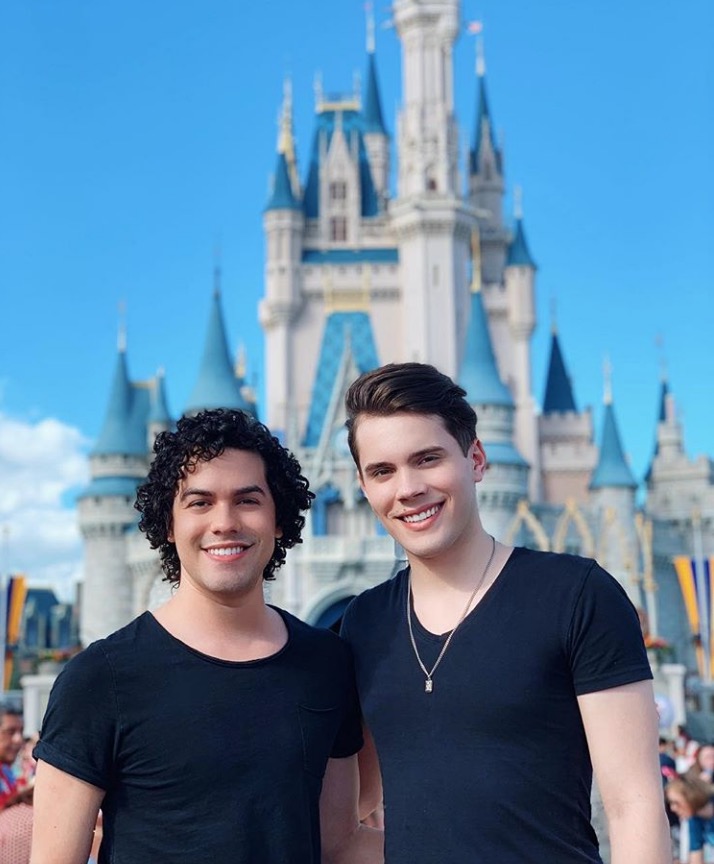 Campeão do The Voice, Sam Alves apresenta namorado e se declara