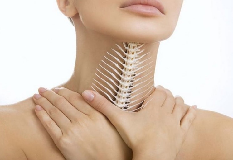 Isso é o que você deve fazer se alguém se engasgar com espinha de peixe