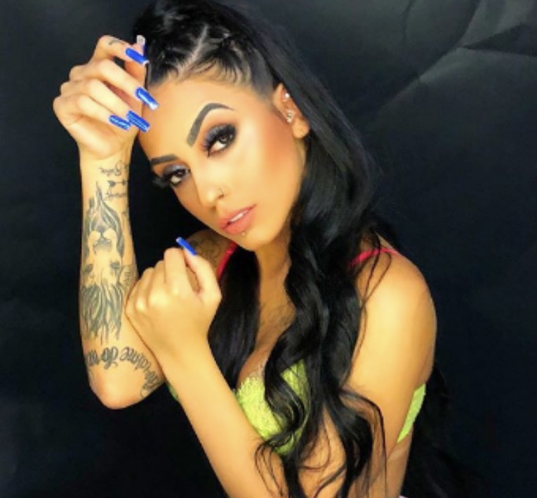 Mc Mirella rebola funk em frente à escola e dispara: 'estudar não dá em nada'