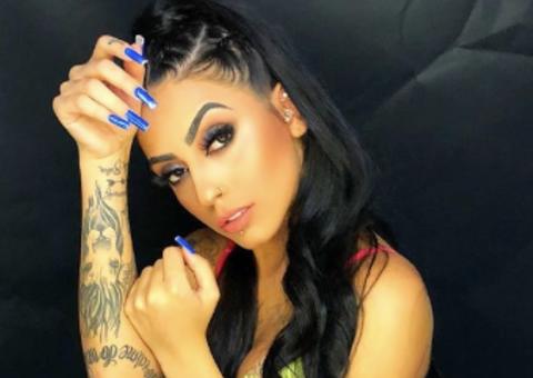 Mc Mirella rebola funk em frente à escola e dispara: 'estudar não dá em nada'