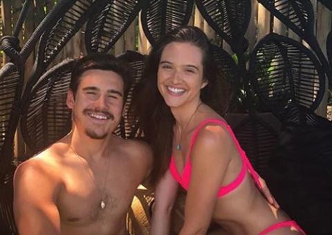 Juliana Paiva posta foto romântica com Nicolas Prattes e intriga seguidores: 'pediu em casamento?'