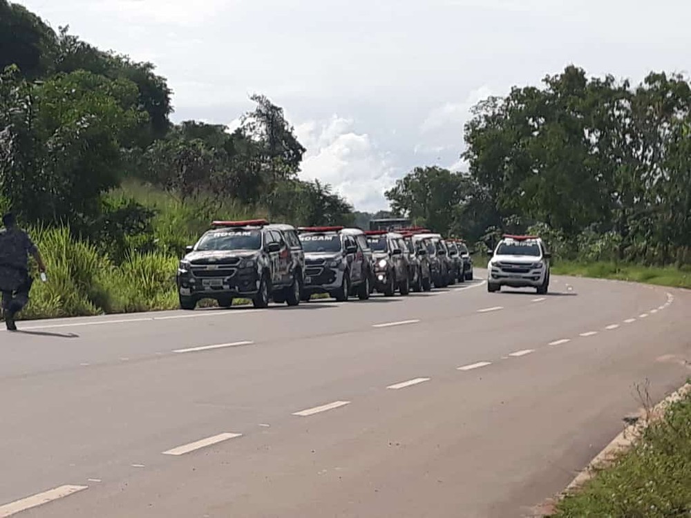 300 barracos de madeira são retirados em reintegração de posse no Amazonas