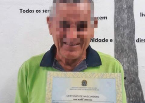 Prefeitura entrega certidão a idoso de 66 anos que não tinha documento