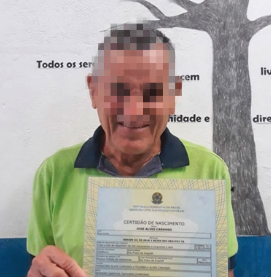 Prefeitura entrega certidão a idoso de 66 anos que não tinha documento