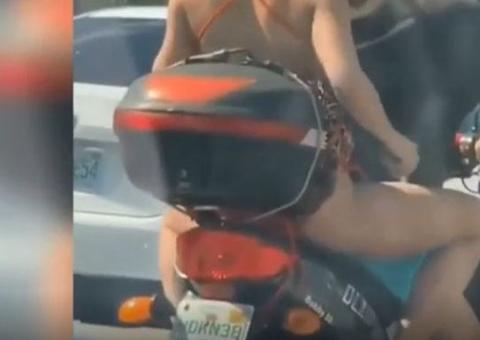 Mulher é flagrada depilando as pernas em garupa de moto 