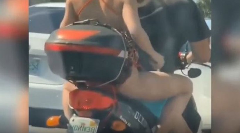 Mulher é flagrada depilando as pernas em garupa de moto 