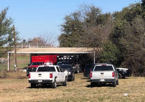 Criadas como animais, crianças são encontradas coberta de fezes dentro de jaula no quintal de casa