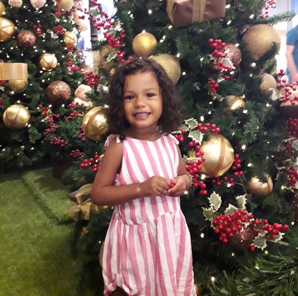 Menina de 2 anos é atingida na cabeça por bala perdida