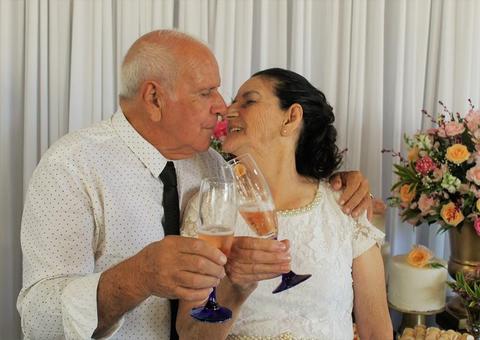 Casal de idosos se casa após 'match' pelo Tinder