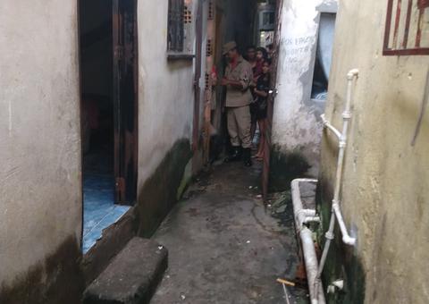 Idoso fica gravemente ferido após casa pegar fogo em Manaus