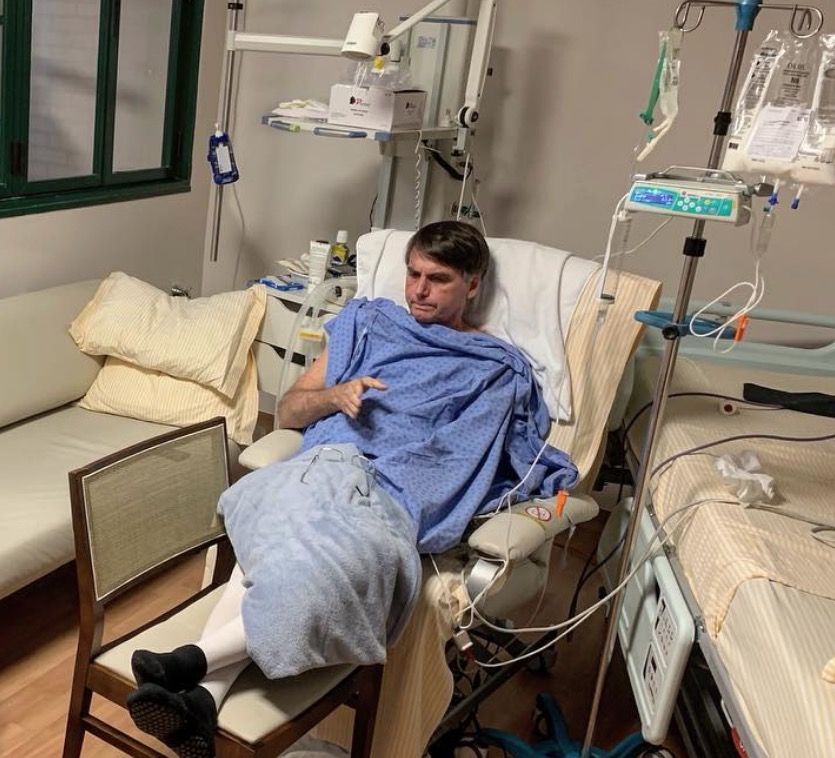 Bolsonaro tem alta e deixa hospital com destino a Brasília