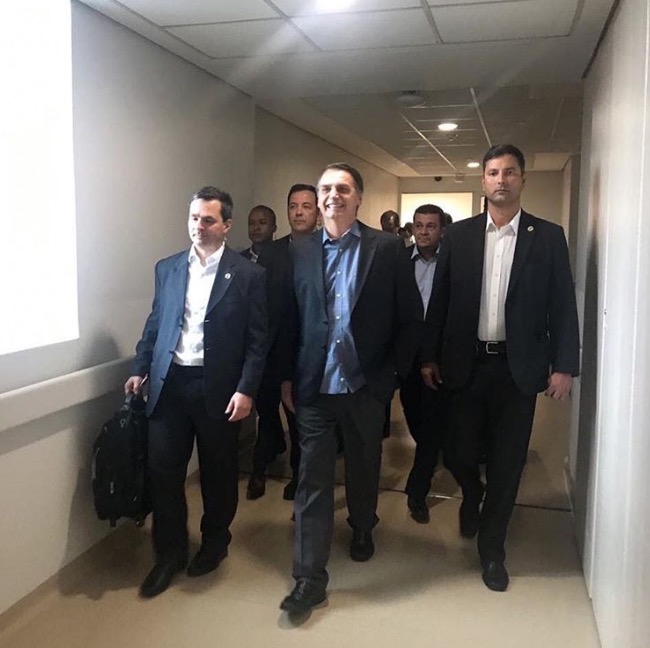 Bolsonaro chega a Brasília depois de ter alta hospitalar