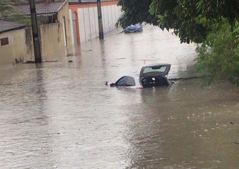 Ilhados, motorista e 6 crianças passam sufoco com carro submerso durante chuva em Manaus