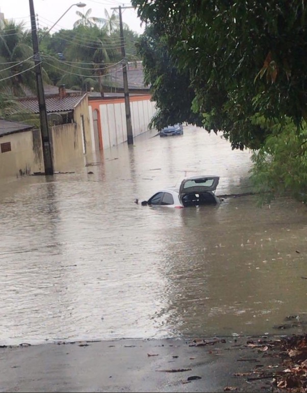 Ilhados, motorista e 6 crianças passam sufoco com carro submerso durante chuva em Manaus