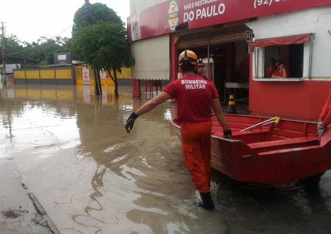 Professora e crianças são resgatadas após ficarem ilhados durante chuva em Manaus