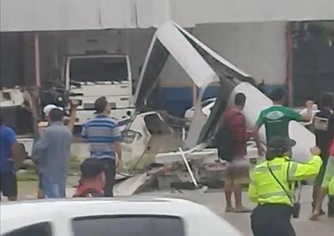 Vídeo: Parte de passarela desaba após chuva em Manaus