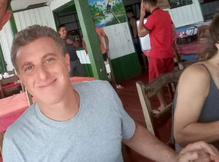 Luciano Huck desembarca no Amazonas e é filmado gravando na Ponta Negra e no interior