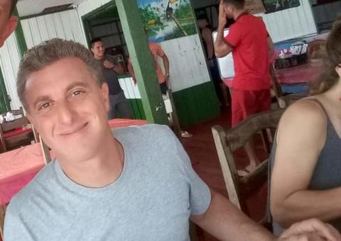 Luciano Huck desembarca no Amazonas e é filmado gravando na Ponta Negra e no interior