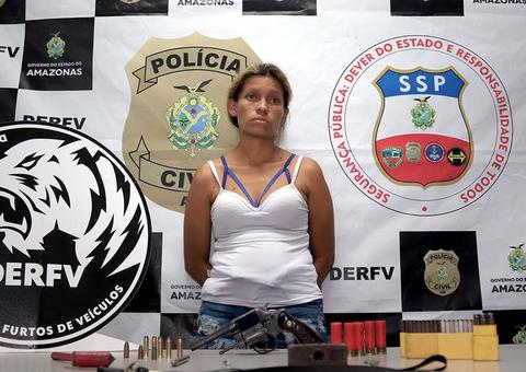 Grávida é presa com arma, munições e material para adulteração de veículos em Manaus