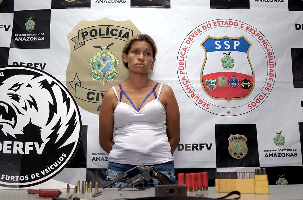 Grávida é presa com arma, munições e material para adulteração de veículos em Manaus