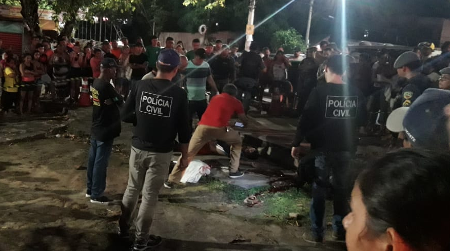 Sentado em praça, jovem é executado por dupla misteriosa em Manaus