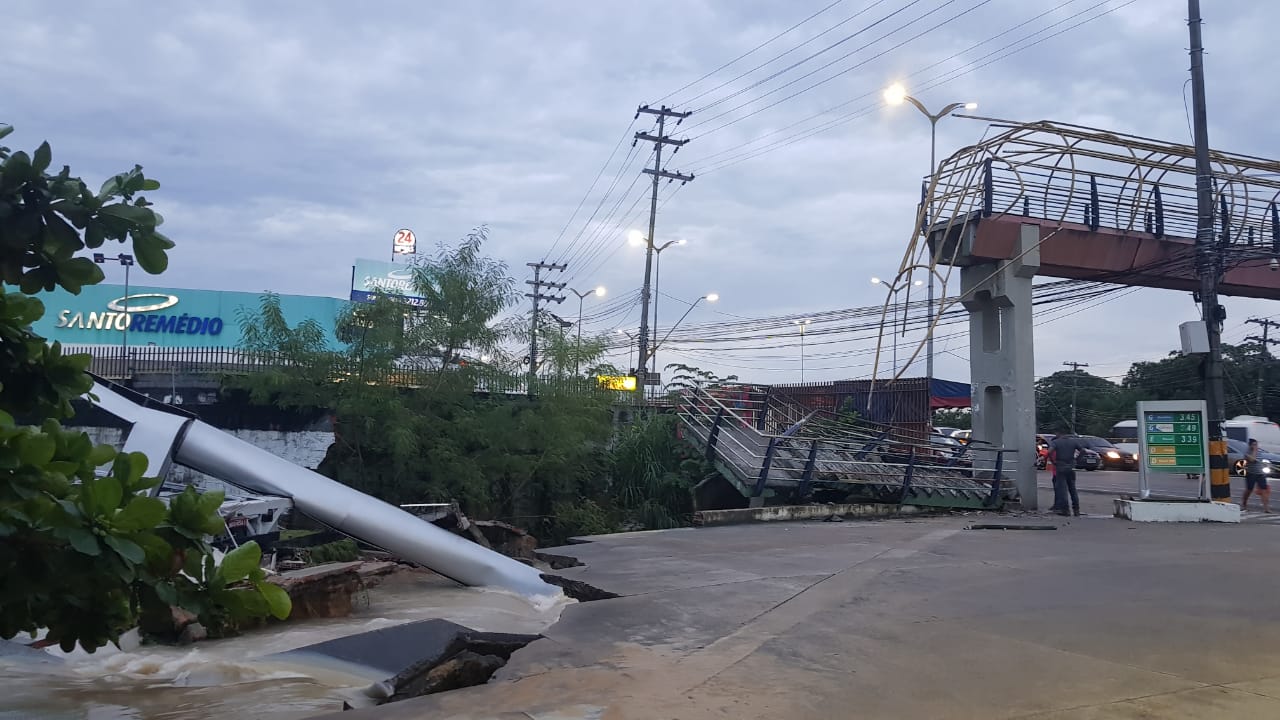 Prefeito determina demolição total de passarela que desabou em Manaus