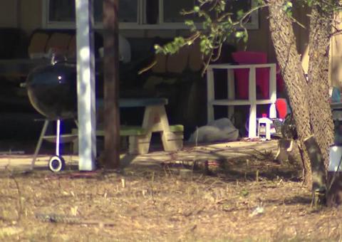 Quatro crianças são encontradas desnutridas, sujas e enjauladas em celeiro