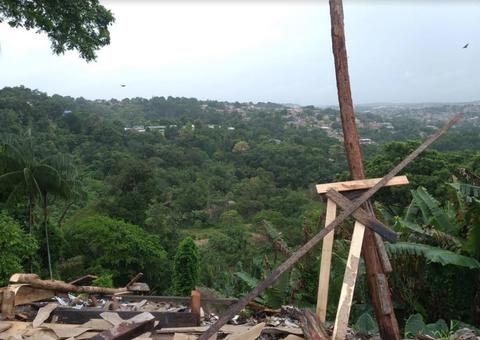 Barracas de feira são retiradas de área de risco para evitar desabamento em Manaus