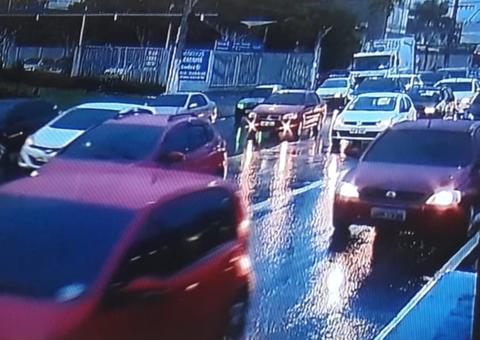 Demolição, chuva e acidentes deixam trânsito infernal na av. Torquato Tapajós