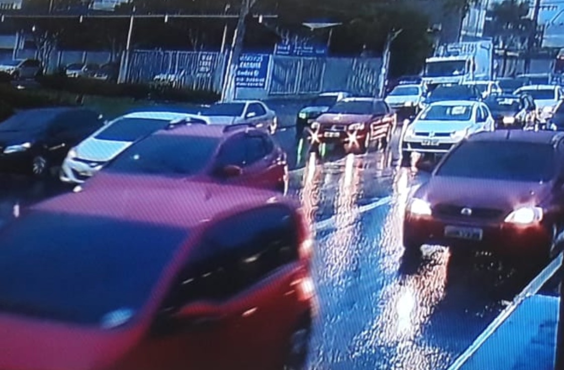 Demolição, chuva e acidentes deixam trânsito infernal na av. Torquato Tapajós