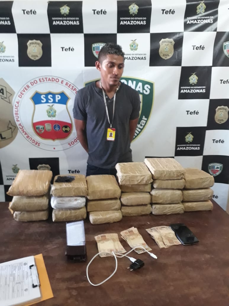 No Amazonas, jovem é preso enquanto desembarcava em porto com bolsas cheias de drogas