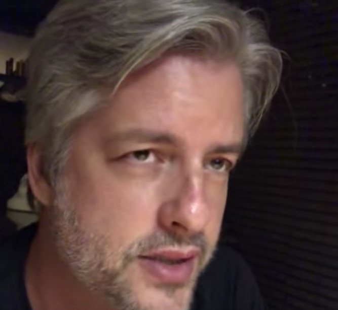 Cantor Victor Chaves se pronuncia após polêmica sobre vídeo que ironiza agressão