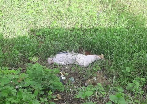 Corpo enrolado em lençol é encontrado em terreno baldio em Manaus 