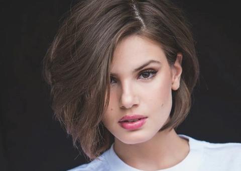 Camila Queiroz surge com novo visual