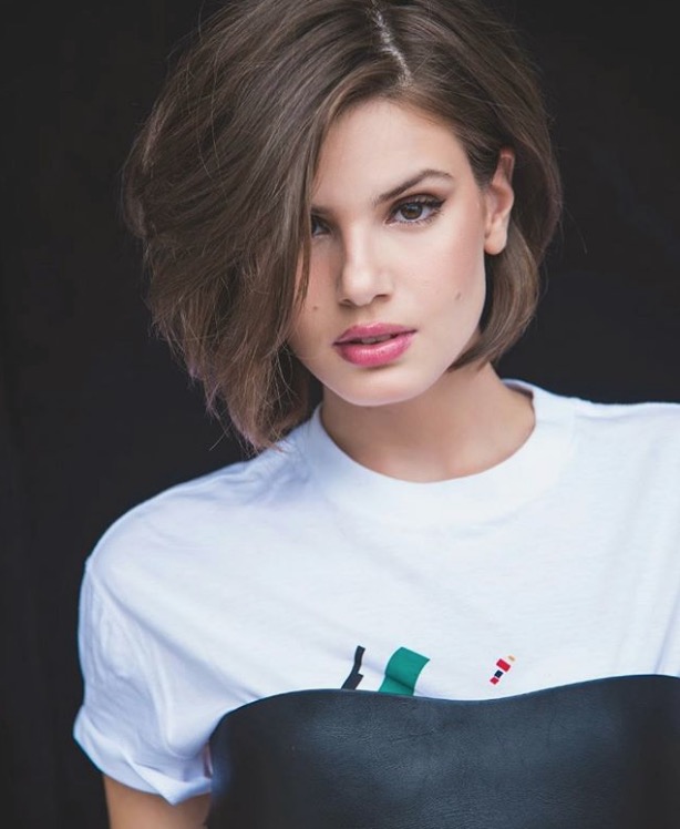 Camila Queiroz surge com novo visual