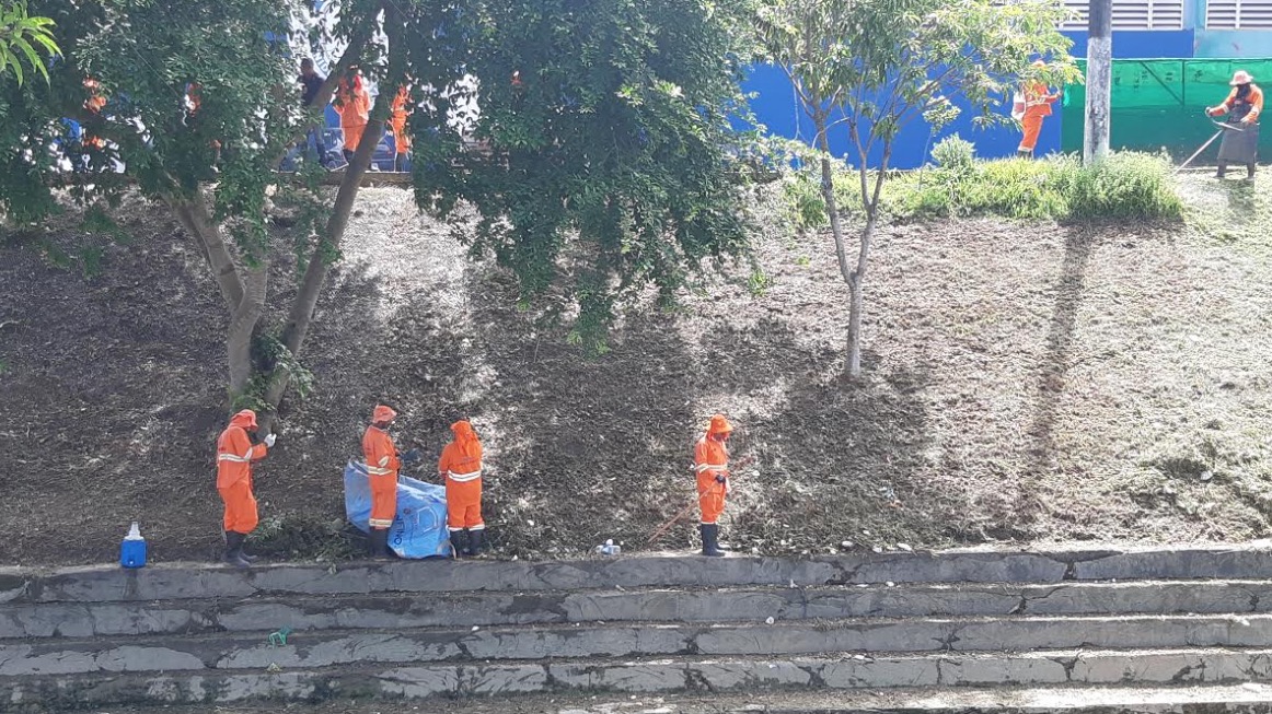 Locais que vão receber bandas, blocos e escolas de samba têm mutirão de limpeza em Manaus