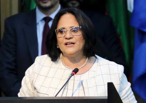 Damares aconselha pais de meninas a fugir do País para evitar violência