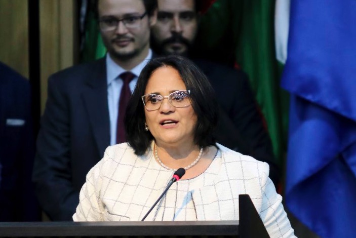 Damares aconselha pais de meninas a fugir do País para evitar violência